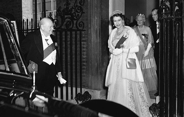 Fatos sobre a Rainha: Elizabeth II fotografada com Winston Churchill